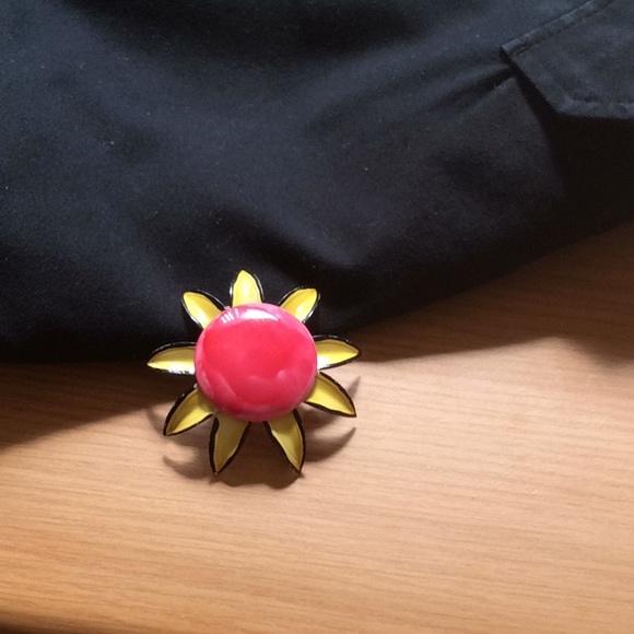 Vintage Red yellow and black brooch with gold back - Picture 2 of 4